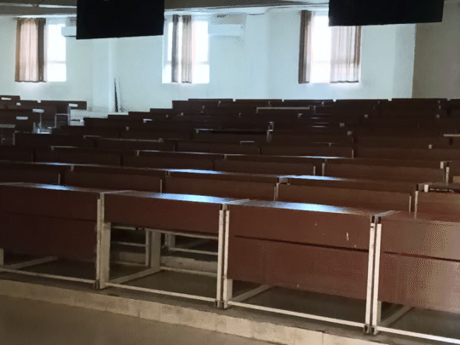 बुंदेलखंड मेडिकल कॉलेज की एक क्लासरूम में पहुंचे तो वह खाली थी।