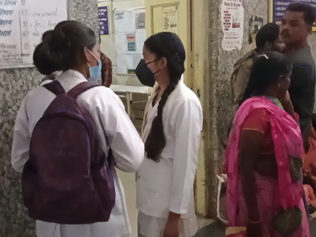 सतना के मेडिकल कॉलेज में मौजूद छात्राएं।