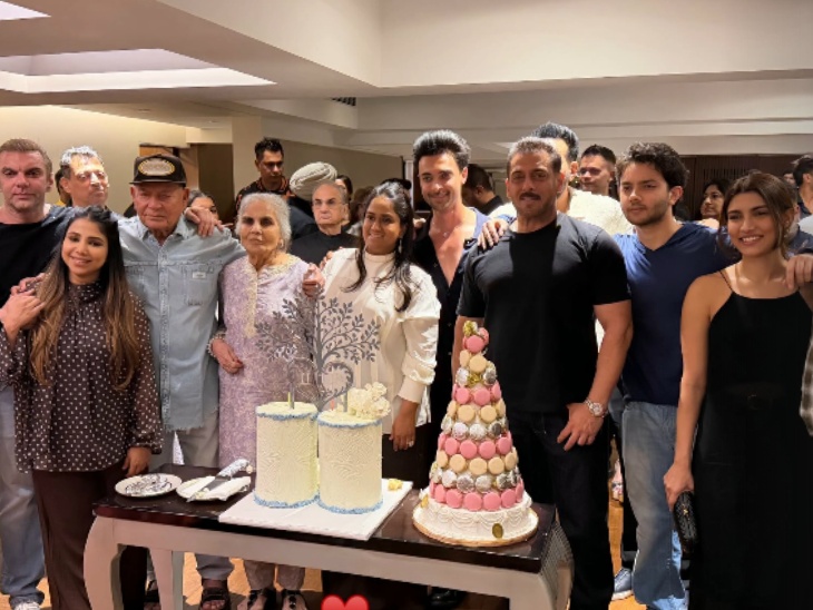केक कटिंग से पहले फैमिली फोटो में पूरा खान परिवार।