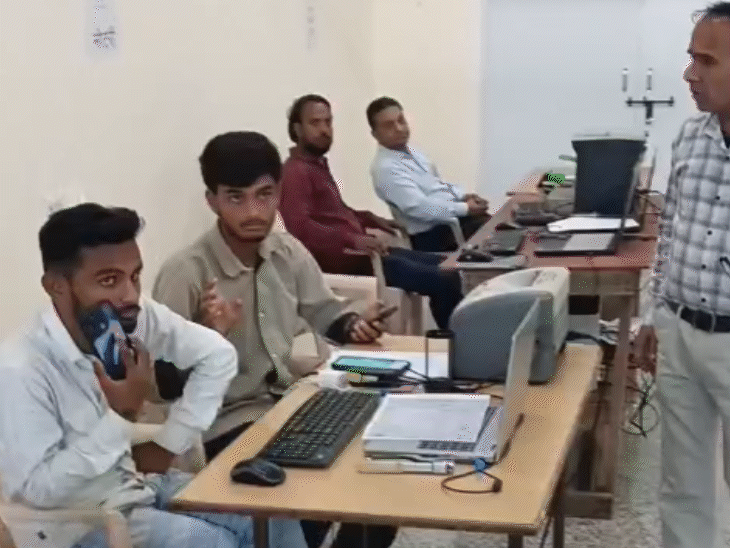 श्योपुर मेडिकल कॉलेज में ऑनलाइन क्लास के भरोसे छात्र।