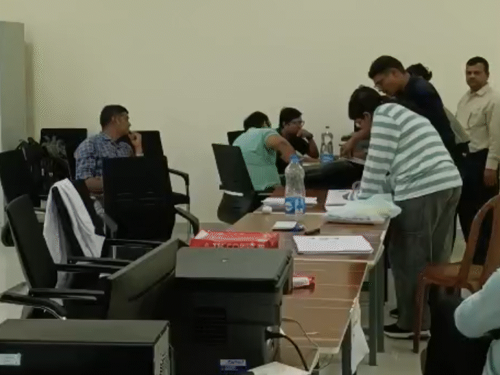 सिंगरौली मेडिकल कॉलेज में इस तरह ऑनलाइन पढ़ते रहे छात्र-छात्राएं।