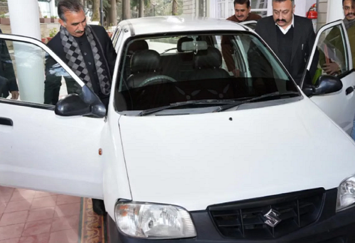 सीएम सुखविंदर सुक्खू अपनी ऑल्टो गाड़ी खुद चलाते हुए। (फाइल फोटो)