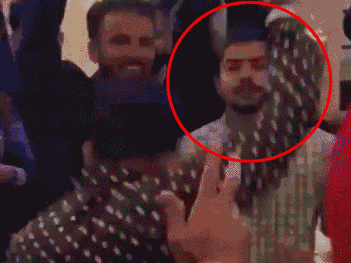 पंजाबी सिंगर करण औजला और शैरी मान के शो में नजर था अनमोल। (लाल घेरे में)