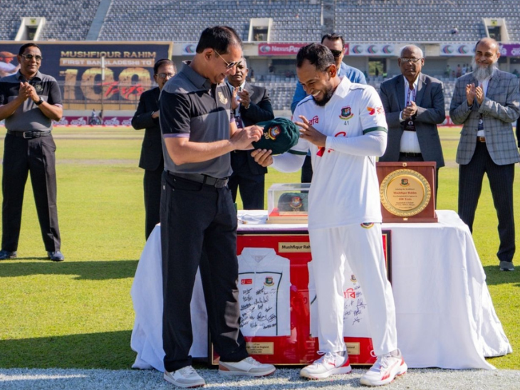 बांग्लादेश के पूर्व प्लेयर हबीबुल बशर मुशफिकुर रहीम को 100वीं टेस्ट कैप देते हुए। - Dainik Bhaskar