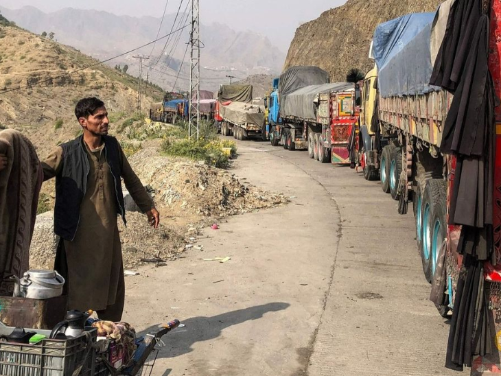 সীমান্ত বন্ধ থাকায় ব্যবসায়ীদের ট্রাক সীমান্ত এলাকায় আটকা পড়েছে।