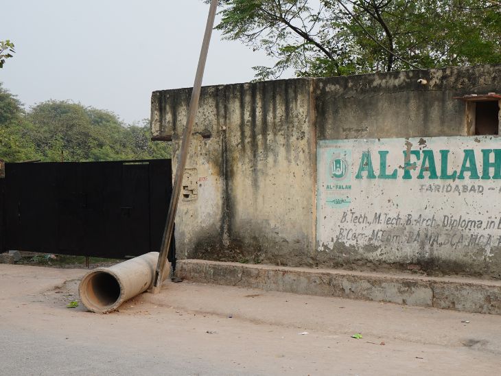 ये मदनपुर खादर में तरबिया एजुकेशन फाउंडेशन का एंट्री गेट है। दिल्ली ब्लास्ट में यूनिवर्सिटी का नाम आने के बाद गेट काले रंग से पोत दिया गया है। दीवार पर अल-फलहा यूनिवर्सिटी का नाम और एड्रेस लिखा है।