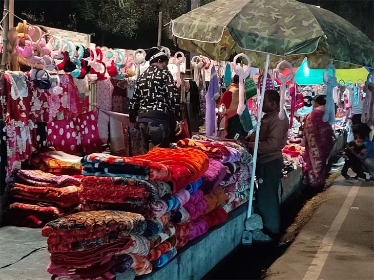 रायगढ़ में गर्म कपड़ों के बाजार में भीड़ बढ़ने लगी है।