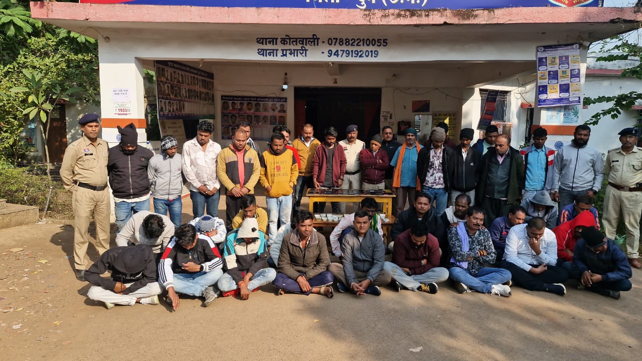 जुआ खेलने वाले गिरफ्तार सभी आरोपी।