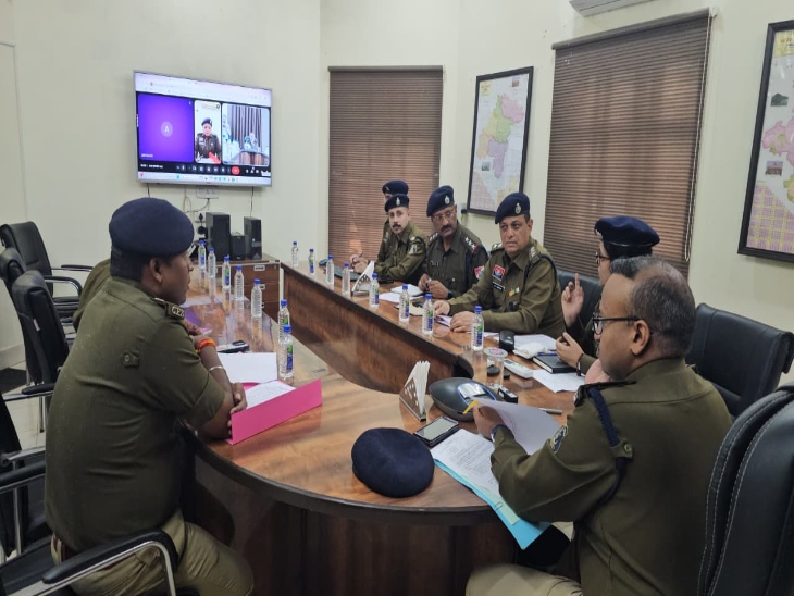 दुर्ग रेंज के आईजी गर्ग ने ली अफसरों की बैठक।