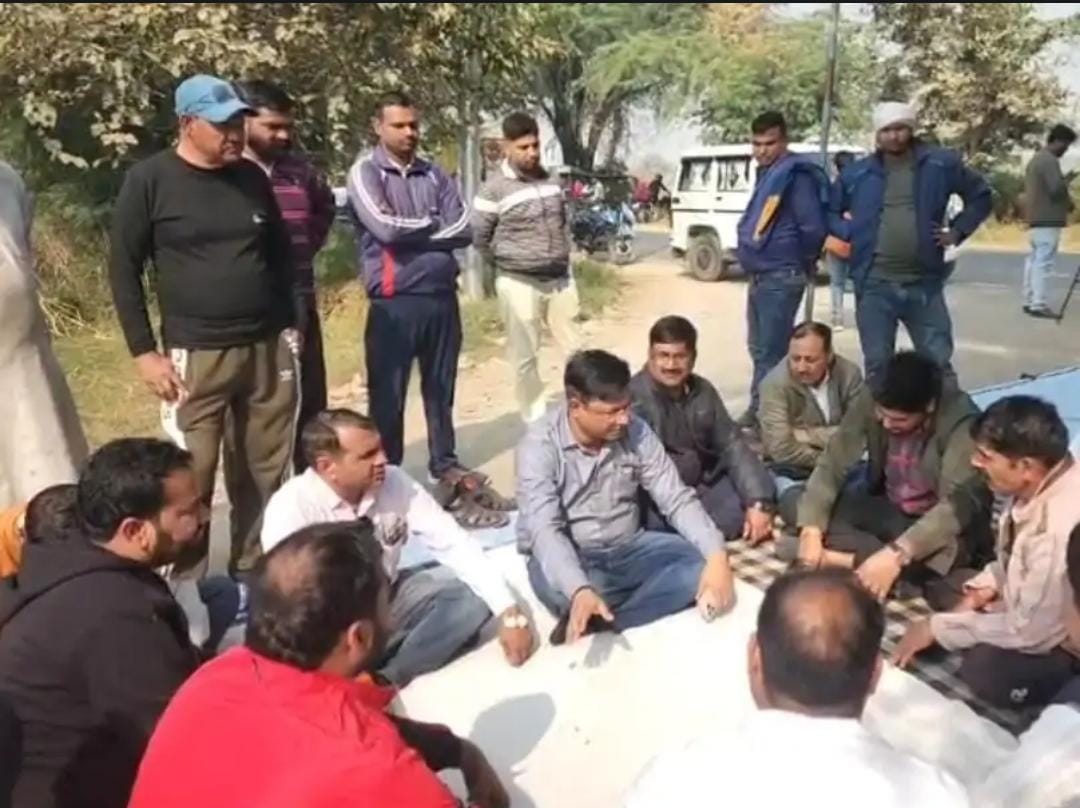 पहले दिन हुए धरने में पहुंचे नगर स्वास्थ्य अधिकारी