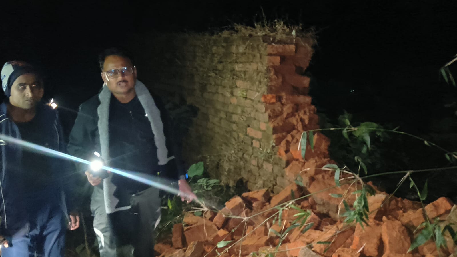 हाथियों ने कई बाउंड्रीवॉल भी गिरा दिए।