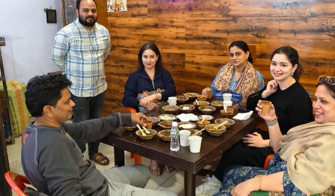 सचिन तेंदुलकर की पत्नी अंजली और बेटी सारा ने दीना चाट में चाट खाया।