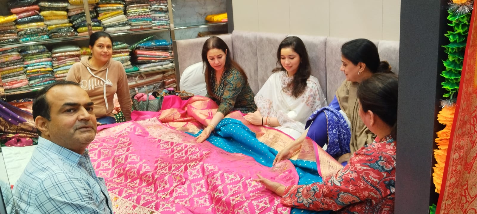 सारा तेंदुलकर ने मां के साथ अपनी पसंद की साड़ी खरीदी।