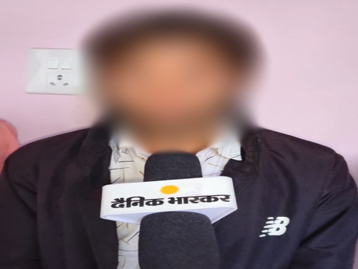 बच्चे बोले- पॉलिथीन में भरकर पानी पीते थे।