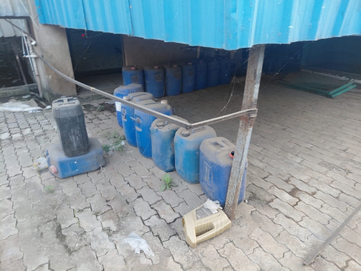 अधिकारियो के मुताबिक, मशरूम उगाने के लिए मिटटी में इस तरह के डिब्बों में भरे कैमिकल का उपयोग किया जाता है।