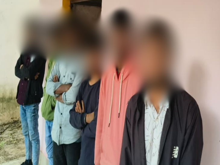 इन बच्चों से दैनिक भास्कर ने बातचीत की। जिसमें बच्चों ने कई खुलासे किए।