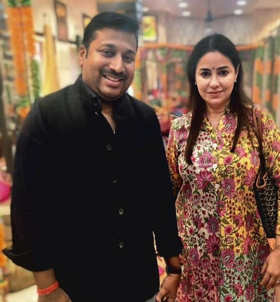 दीना चाट के मालिक अतुल केसरी ने अंजली तेंदुलकर के साथ तस्वीर खिंचवाई।