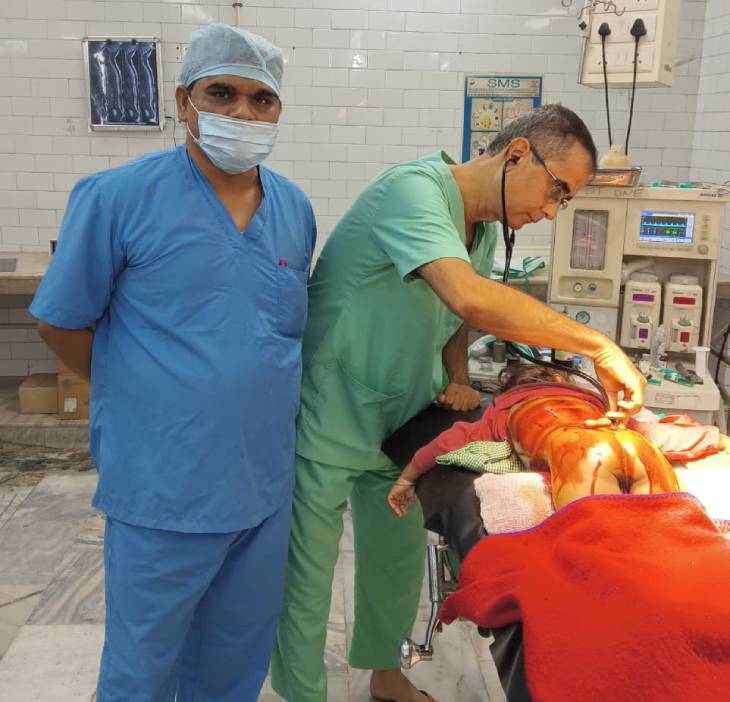 लखनऊमधील बलरामपूर रुग्णालयात डॉक्टरांनी दीड वर्षाच्या मुलाच्या शेपटीवर एक जटिल शस्त्रक्रिया केली.