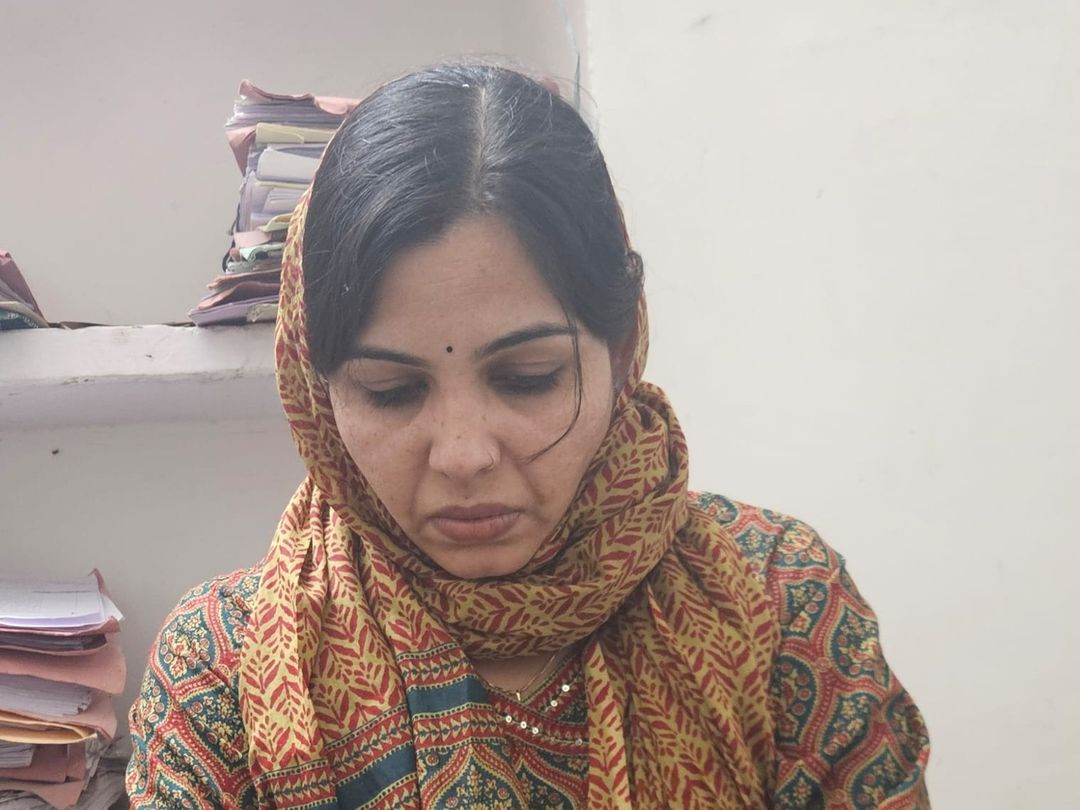 गांधी नगर थाने में रिश्वत लेते गिरफ्तार हुई महिला एसआई राजकुमारी।