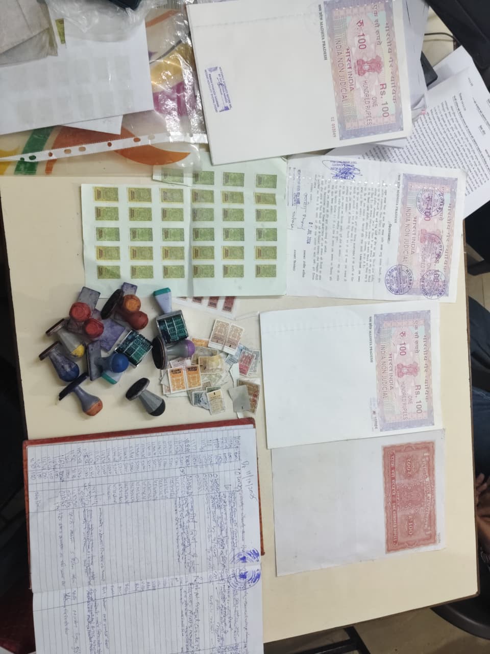 पुलिस द्वारा जब्त किए गए स्टाम्प।