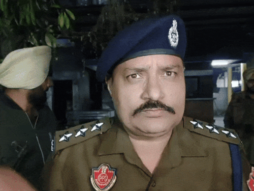 हमले के बारे में जानकारी देते डीएसपी भारत भूषण।