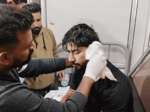 घायल हुआ शिवसेना नेता का बेटा इलाज करवाते हुए।