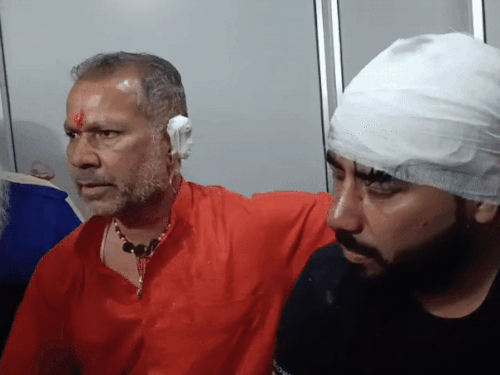 शिव सेना नेता और उसका बेटा सिविल अस्पताल फगवाड़ा में जानकारी देते हुए। - Dainik Bhaskar