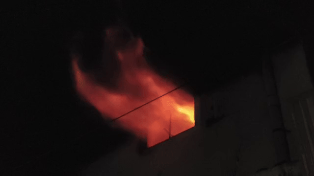 शोरूम से निकलती हुई आग की लपटें।