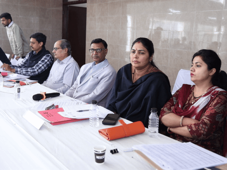 लॉटरी प्रक्रिया में शामिल अधिकारीगण।
