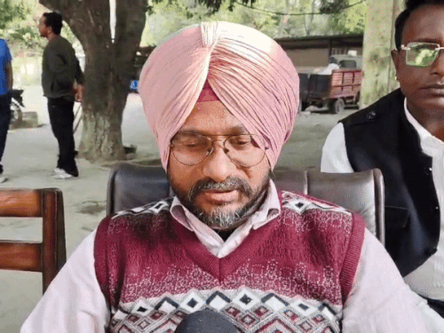 EO गुरचरण सिंह गिल बयान देते हुए।