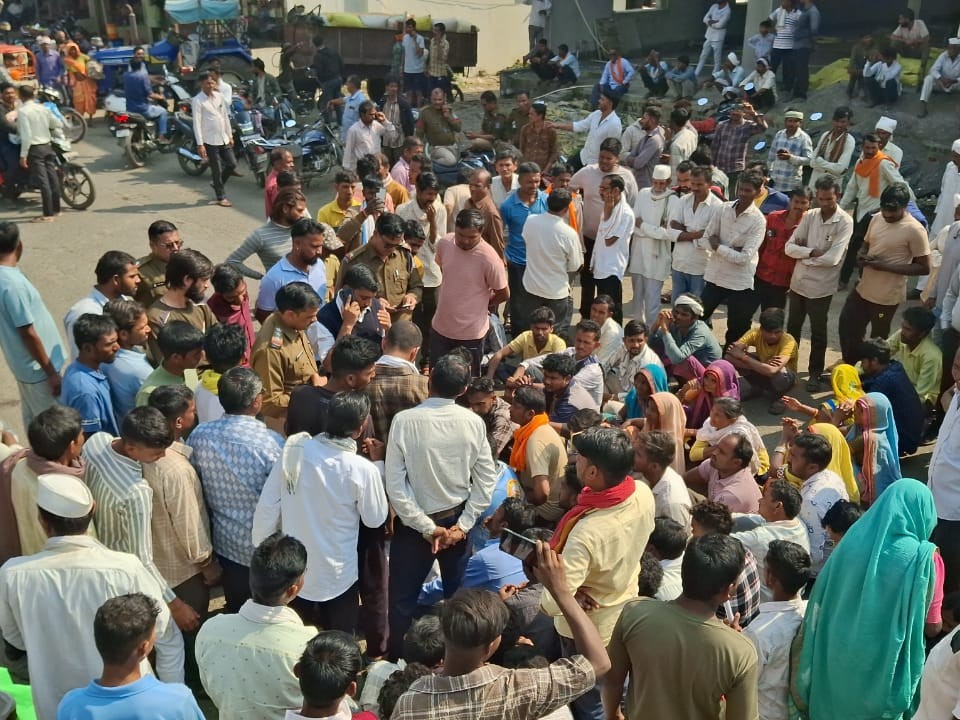 मौके पर पहुंचे प्रशासनिक अधिकारी।