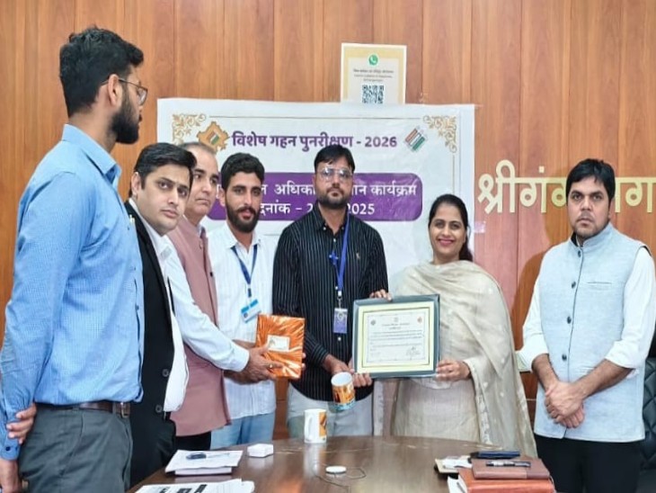 बीएलओ को सम्मानित करती हुई जिला कलेक्टर।