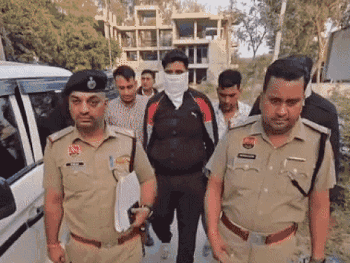 कंप्यूटर ऑपरेटर अंकुश और अंकित को लेकर जाती पुलिस।
