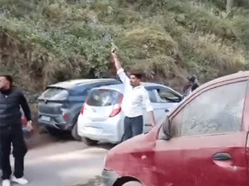 शूलिनी यूनिवर्सिटी का स्टूडेंट हवा में फायर करते हुए स्टूडेंट।