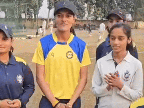 सुमन संधू का चयन होने पर स्टेडियम में खुशी मनाते खिलाड़ी।