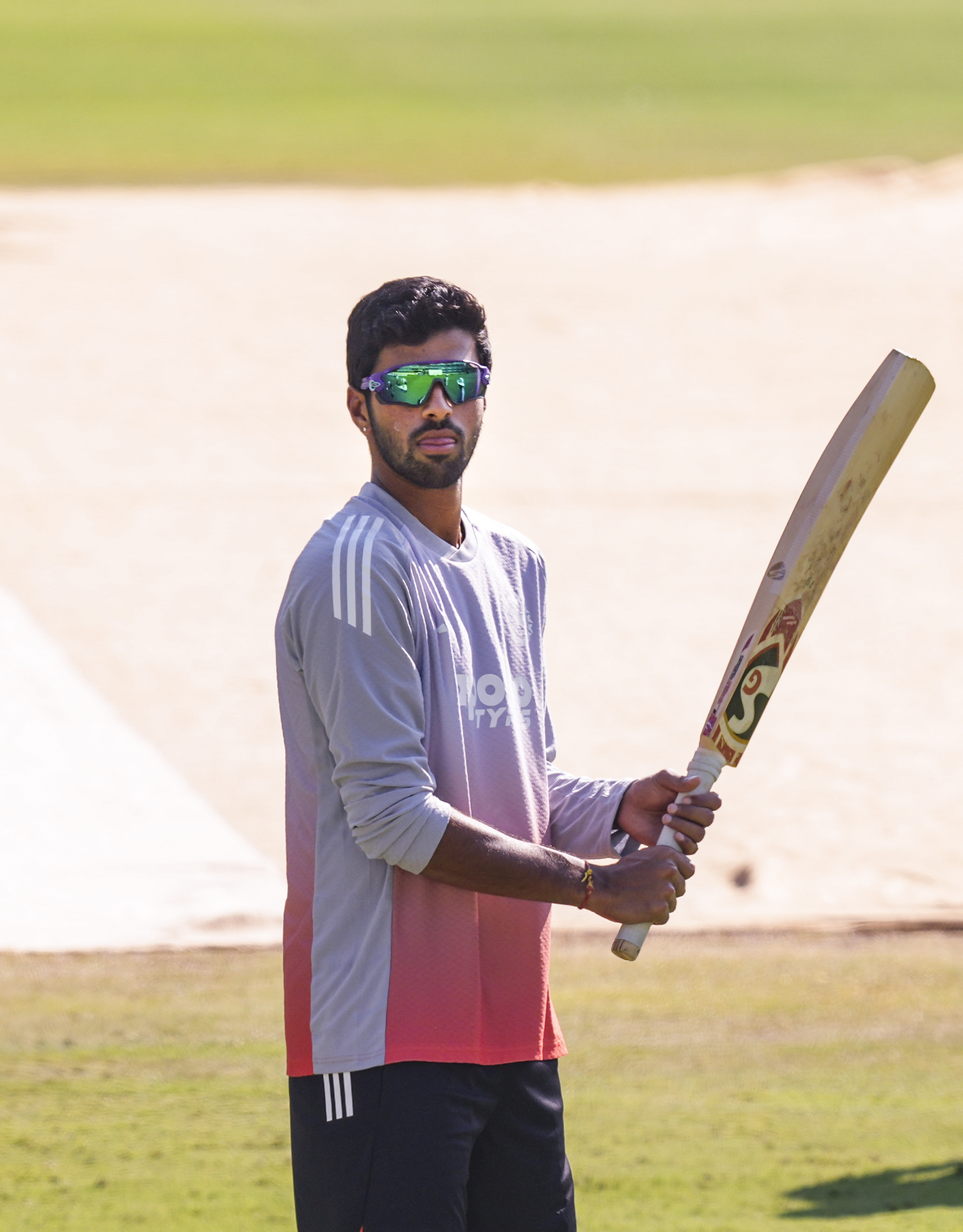 कर्नाटक के देवदत्त पडिक्कल ने ट्रेनिंग सेशन में बैटिंग की। उन्हें गुवाहाटी टेस्ट में कप्तान गिल के विकल्प के रूप में देखा जा रहा है।