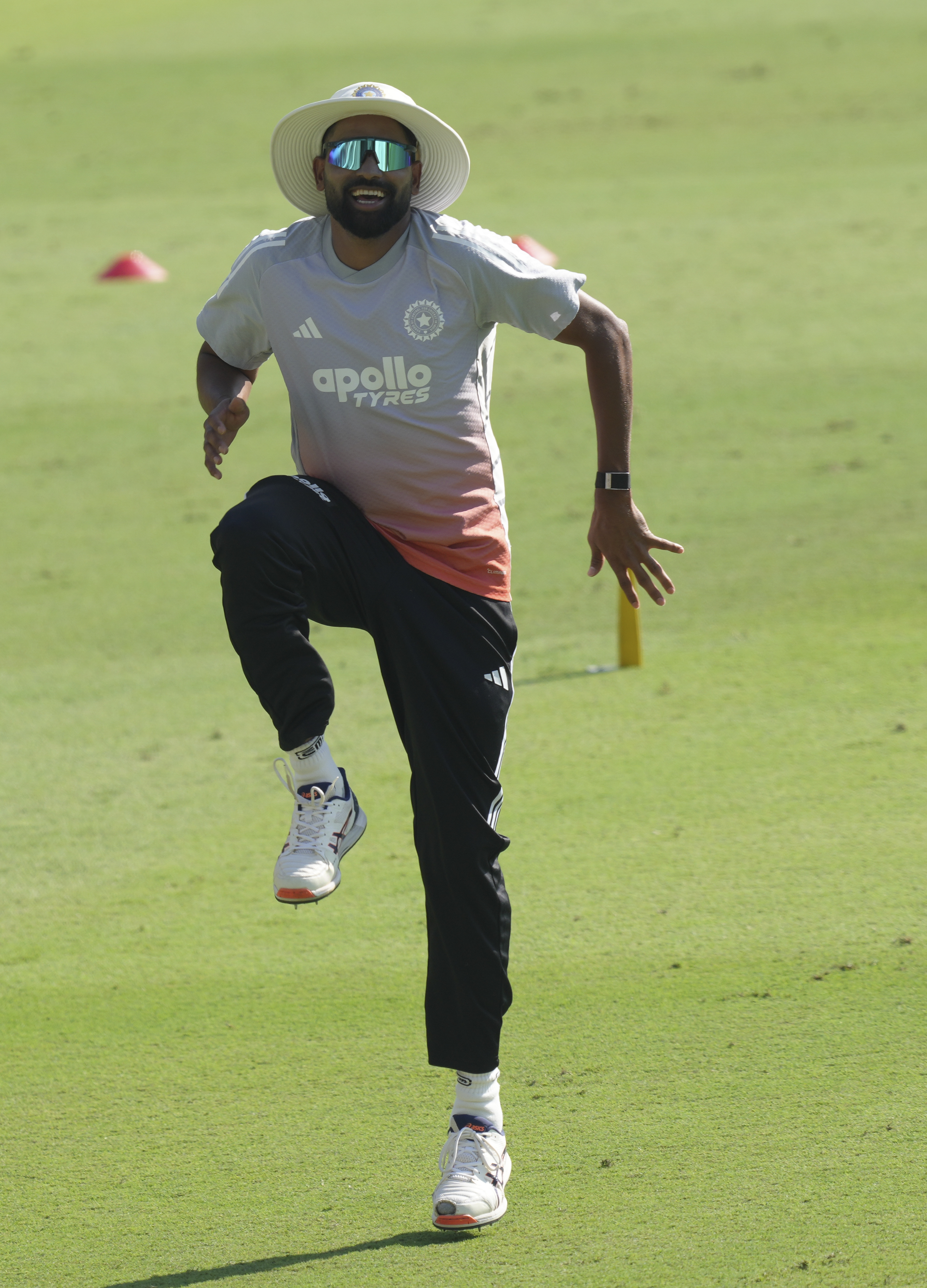 ट्रेनिंग सेशन से पहले वॉर्मअप करते तेज गेंदबाज मोहम्मद सिराज। उन्होंने कोलकाता के ईडन गार्डन्स में खेले गए पहले मैच में 4 विकेट लिए थे।