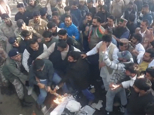 राजभवन के बाहर वोटर चोर गद्दी छोड़ अभियान के दौरान पीएम का पुतला जलाते हुए युवा कांग्रेस कार्यकर्ता।