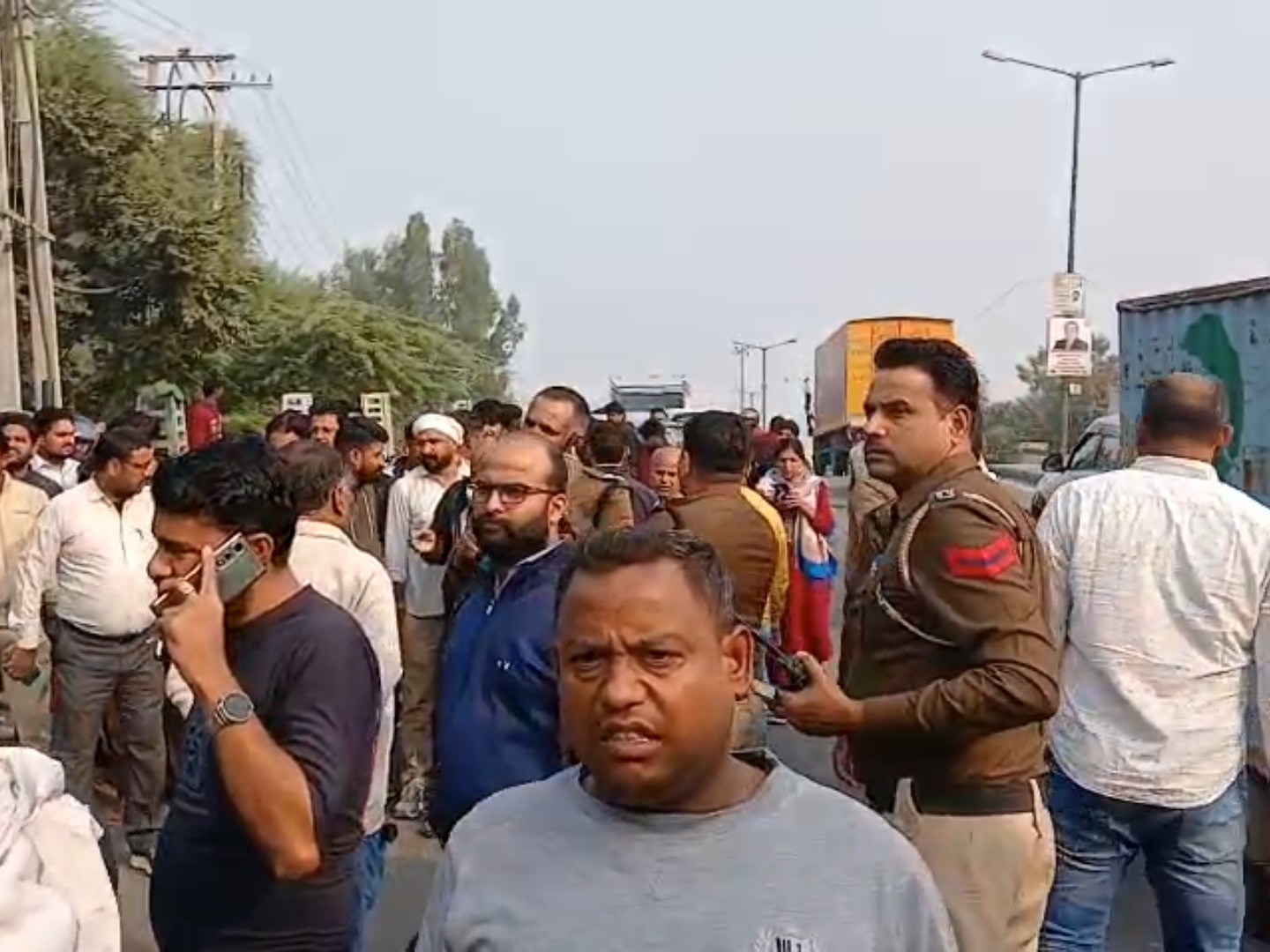 हादसे के बाद मौके पर पहुंची पुलिस और अन्य लोग।