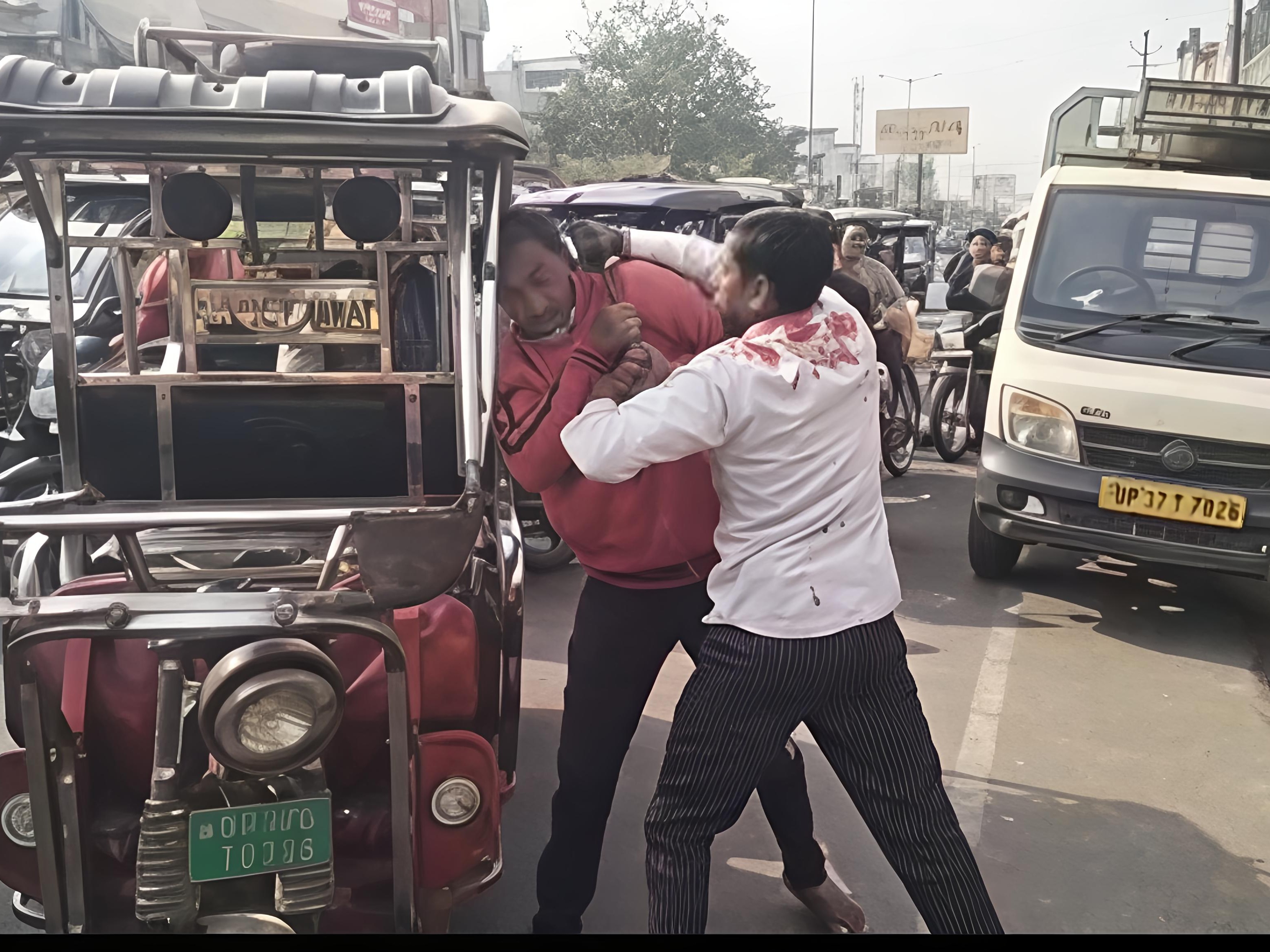 हापुड़ का पक्के बाग चौराहा तनावपूर्ण:  ई-रिक्शा चालकों की लड़ाई में एक घायल, जांच में जुटी पुलिस – Hapur News