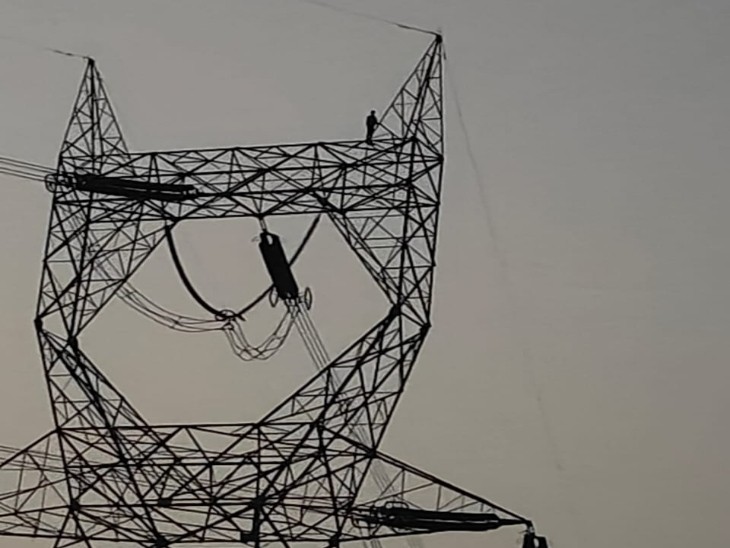 टावर में बिजली प्रवाहित नहीं हो रही थी, जिससे एक बड़ा हादसा टल गया।