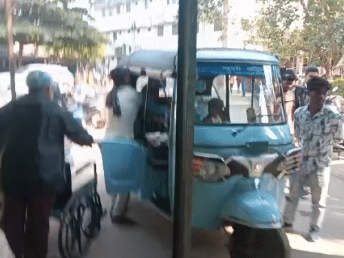 कोरबा में महिला को ई-रिक्शा से जिला कॉलेज अस्पताल लाया जा रहा था, इस दौरान बच्चे का जन्म हुआ।