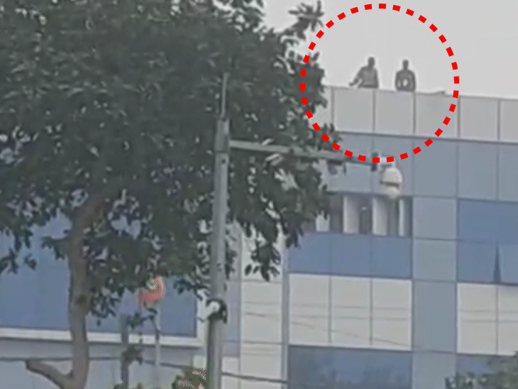 गांधी मैदानाजवळील उद्योग भवन इमारतीतून सैनिक देखरेख करत आहेत.