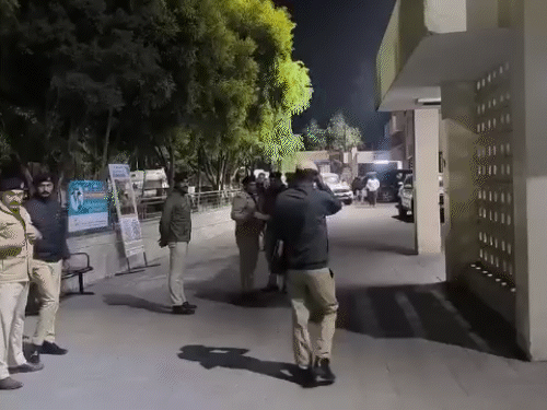 ऊना में गोलीकांड के बाद आधी रात में अस्पताल के बाहर पुलिस।