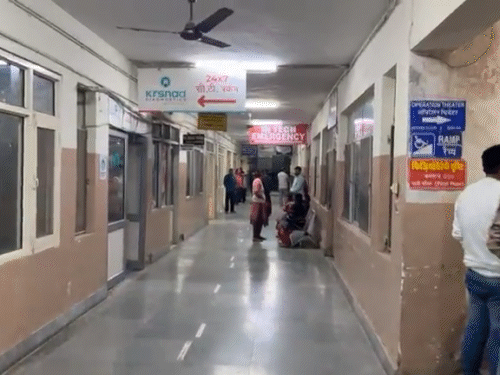 ऊना अस्पताल में विलाप करते हुए परिजन।