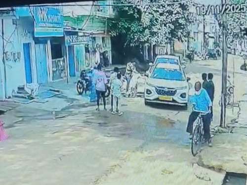 युवती को जबरदस्ती कार में बिठाकर ले गए।