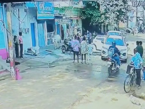 युवती मना करती रही पर युवक नहीं माना।