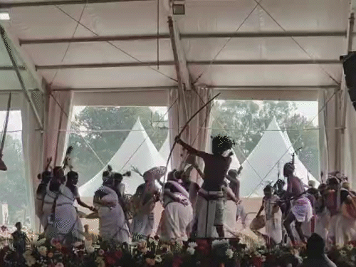 बिरसा मुंडा जयंती के अवसर पर आदिवासी नृत्य की प्रस्तुति भी दी जा रही है।