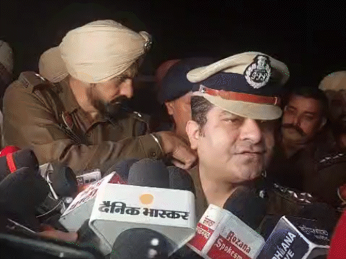 एनकाउंटर के बारे में जानकारी देते पुलिस कमिश्नर स्वपन शर्मा। - Dainik Bhaskar