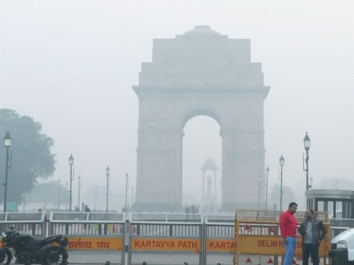દિલ્હી: ઈન્ડિયા ગેટની આસપાસ પ્રદૂષણનો ધુમ્મસ છવાયેલો છે. AQI 400ને પાર થઈ ગયો છે, જે ખૂબ જ ખરાબ કેટેગરીમાં છે.